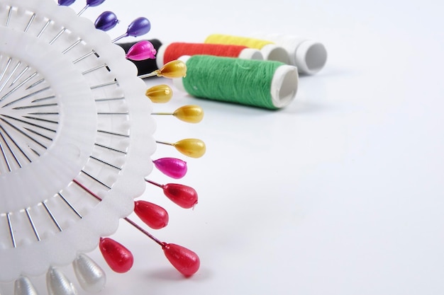 Kolorowe nici ułożone na stole